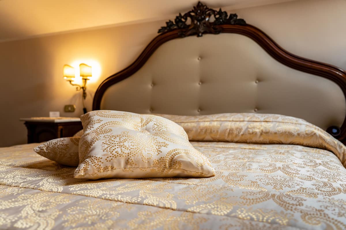 خزنة داخل الغرفة وتجهيزات عازلة للصوت وواي فاي مجانًا