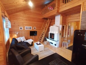 公寓, 1 间卧室, 桑拿浴, 庭院景观 | 起居区 | 32-英寸纯平电视（配备卫星频道）、电视、壁炉