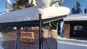 A wooden bench with a sign reading "RUKANTRIO PYPOLKU 3" in a snowy outdoor setting. - Rukantrio (Kuusamo)