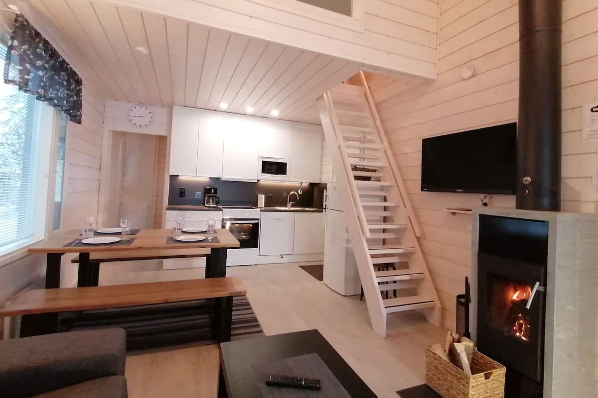 Apartment, 2 Bedrooms, Sauna | Ruang tamu | 40 inci televisyen skrin rata dengan digital, TV, pendiangan