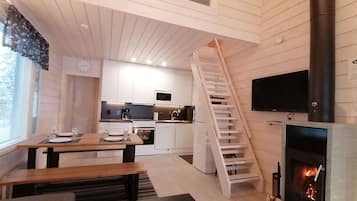 Apartemen, 2 kamar tidur, sauna | Ruang keluarga | Televisi layar datar 40-inci dengan saluran TV digital, TV, dan perapian