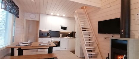 Departamento, 2 habitaciones, sauna | Sala de estar | Televisión de pantalla plana, chimenea y piso con calefacción