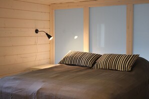 Appartement, 2 slaapkamers, sauna | Woonruimte | Een 40-inch flatscreentelevisie met digitale zenders en televisie