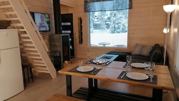 Televisión de pantalla plana, chimenea, piso con calefacción