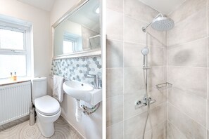 A bathroom with a toilet, sink, and shower. - Willows-Cardiff Guest House (Cardiff)