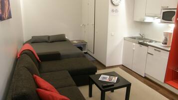 Classic-Studio, Nichtraucher, Blick auf den Innenhof (C08) | Wohnbereich | 22-Zoll-Flachbildfernseher mit Digitalempfang, Fernseher