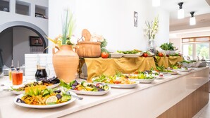 Phục vụ bữa sáng, bữa trưa và bữa tối 