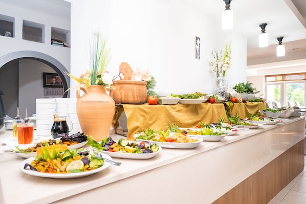 Déjeuner, dîner et souper servis sur place