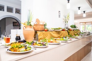 S'hi serveixen esmorzars, dinars i sopars