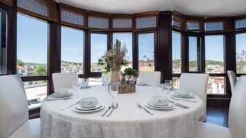 تقديم الإفطار والغداء والعشاء