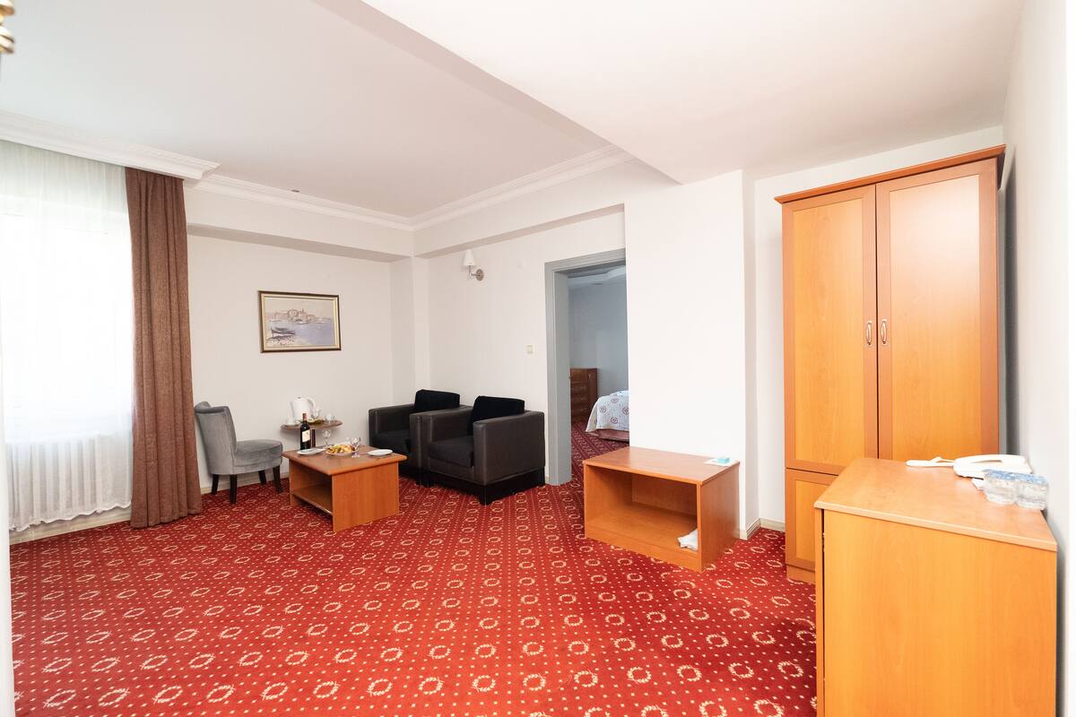 Suite room | Bộ đồ giường cao cấp, két bảo mật tại phòng 