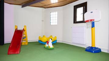 Zona de juegos infantil cubierta