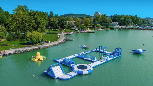 Een waterpark met opblaasbare glijbanen en zwembaden.