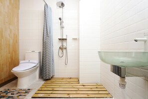 Shower, free toiletries, hair dryer, slippers - Phoenix Egg Youth Hostel (Zhuhai)