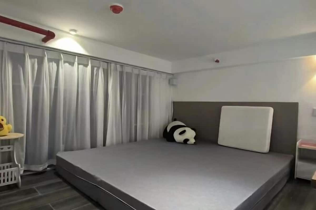 Blackout curtains, free WiFi