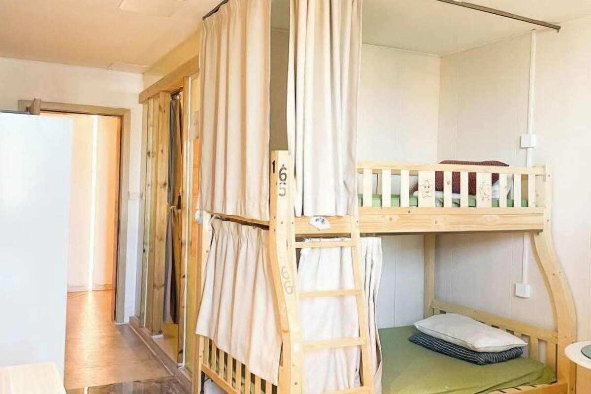 Blackout curtains, free WiFi