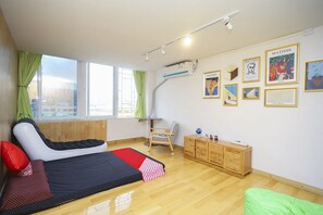 Kamar Double Desain | Tirai kedap cahaya dan Wi-Fi gratis