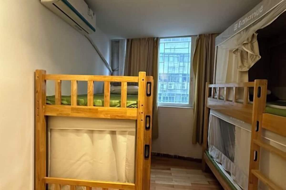 Blackout curtains, free WiFi