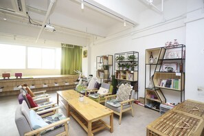 Lobby sitting area - Phoenix Egg Youth Hostel (Zhuhai)