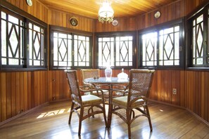 Casa, 5 quartos | Sala de estar | TV de tela plana