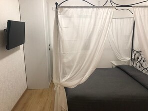 Desk, soundproofing, free WiFi, bed sheets - Dea Tiburtina (Rome)