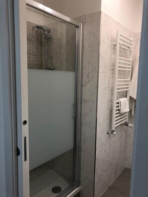 Een douche, gratis toiletartikelen, een haardroger, handdoeken