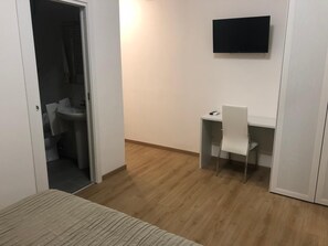 Desk, soundproofing, free WiFi, bed sheets - Dea Tiburtina (Rome)