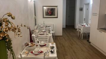 含每日吃到飽早餐