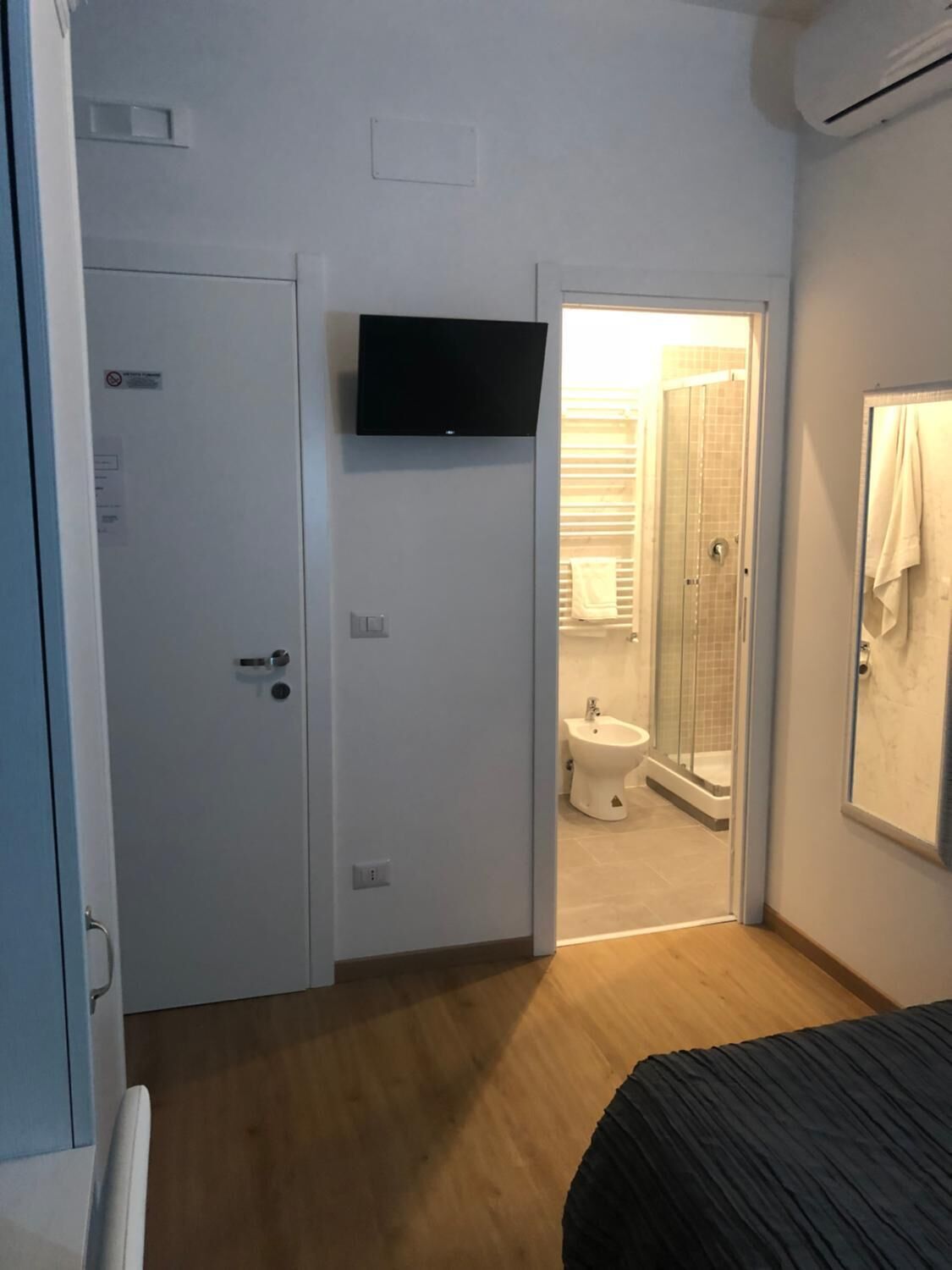 Desk, soundproofing, free WiFi, bed sheets