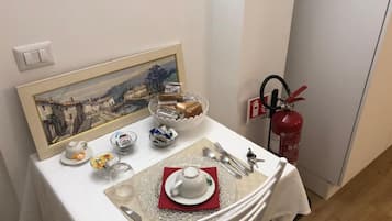 Electric kettle, cookware/dishes/utensils