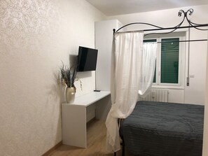 Desk, soundproofing, free WiFi, bed sheets - Dea Tiburtina (Rome)