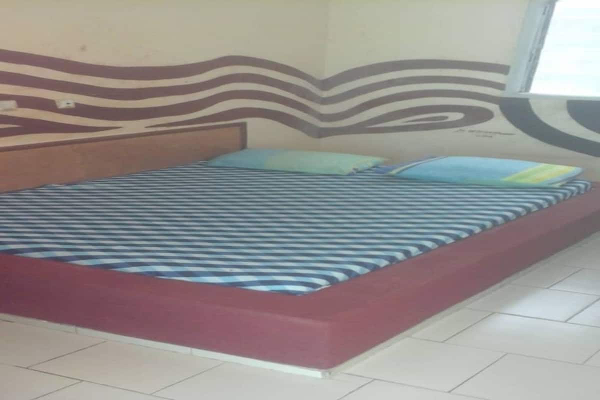 Double Room | Desk, blackout curtains, free WiFi, bed sheets