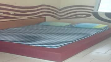 Kamar Double | Meja kerja, tirai kedap cahaya, Wi-Fi gratis, dan seprai linen