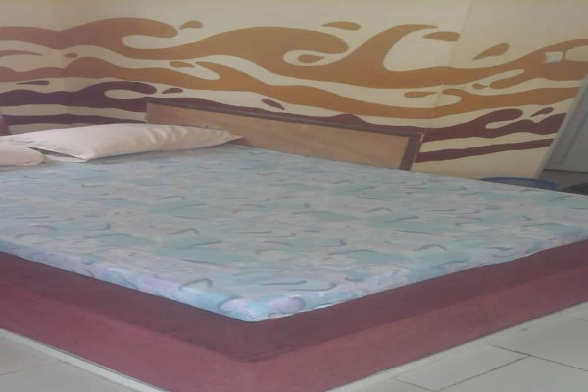 Desk, blackout curtains, free WiFi, bed sheets