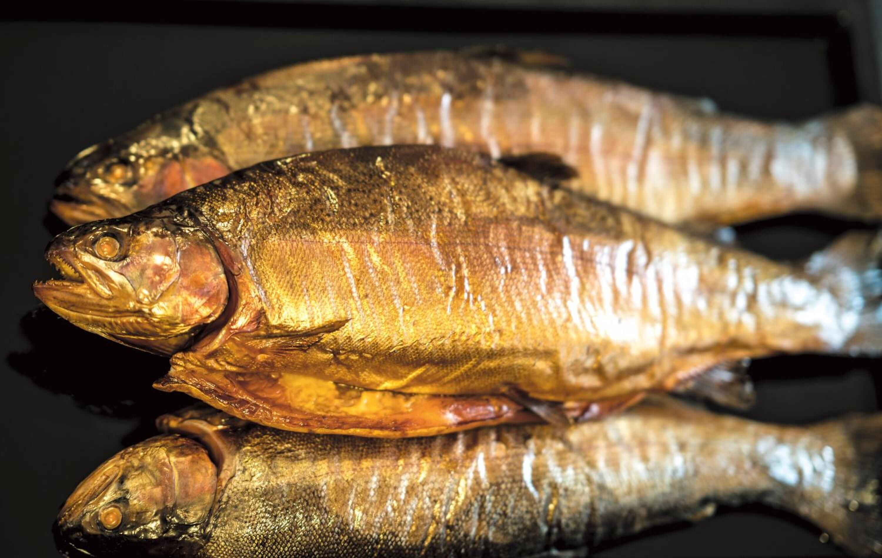 Trois poissons séchés.