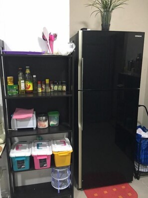 Apartment, 3 Bedrooms | Private kitchenette | Fridge, microwave, stovetop, electric kettle