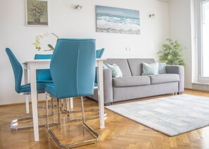Departamento superior, 1 habitación, vista parcial al mar | Sala de estar | Televisión LCD 