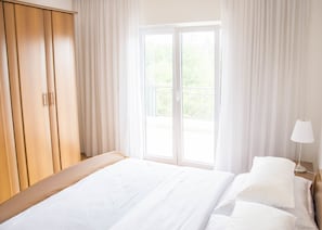 Appartamento Comfort, 2 camere da letto, vista montagna | Una cassaforte in camera, una scrivania, ferro/asse da stiro