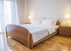 Appartement Confort, 2 chambres, vue montagne | Coffres-forts dans les chambres, bureau, fer et planche à repasser