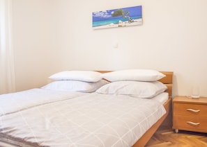 Departamento superior, 1 habitación, vista parcial al mar | Caja de seguridad en la habitación y escritorio 
