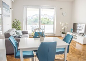 Superior Apartment, 1 Bedroom, Partial Sea View | Living room | LCD TV - Relax Inn (Podstrana)