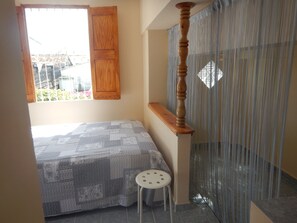 Minibar, bed sheets - Hostal Casa Tata (Caibarien)