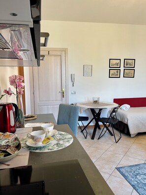 Double Room, Courtyard View | Desk, iron/ironing board, free WiFi, bed sheets - La Meridiana Affittacamere (Colorno)