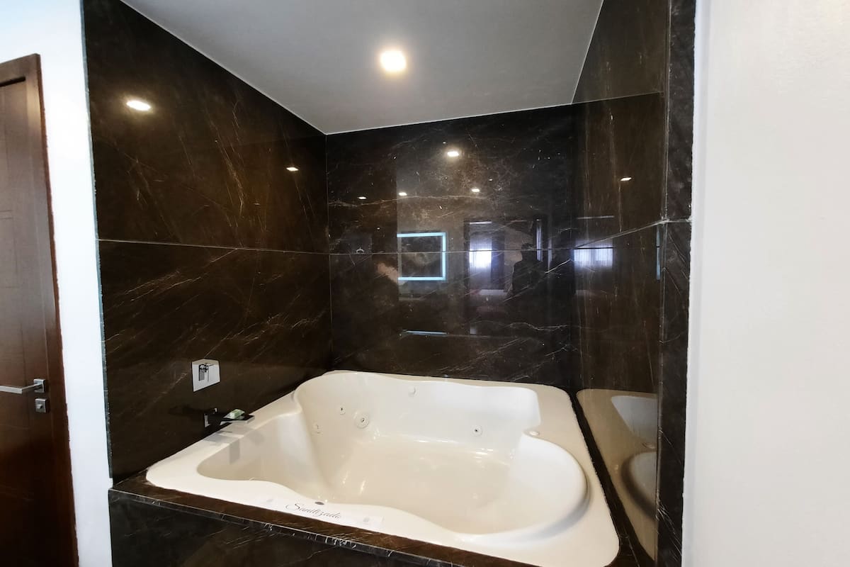 master suite, 1 king bed, non smoking | premium bedding, down duvets, in-room safe, desk