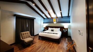 Deluxe-huone, 1 suuri parisänky | Ylelliset vuodevaatteet, untuvapeitot, tallelokero huoneessa, työpöytä