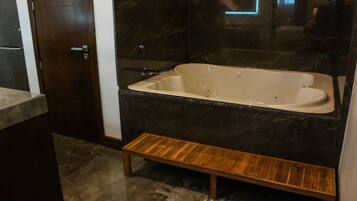 Master Suite, 1 King Bed, Non Smoking | Yksityinen kuumavesiallas