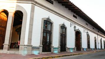 Vista frontal de la propiedad