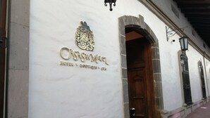 Un edificio con un cartel que dice "CASA SAN MIGUEL HOTEL BOUTIQUE SPA".