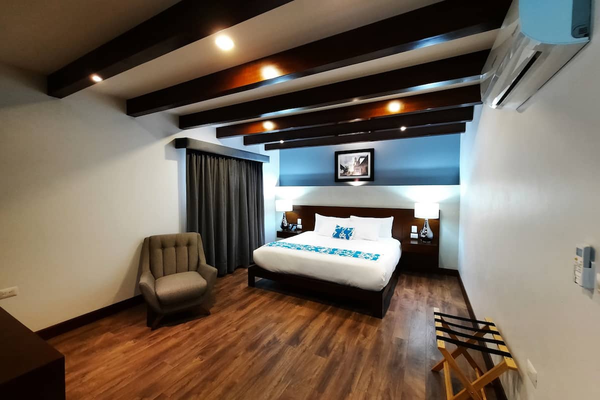 deluxe room, 1 king bed | premium bedding, down duvets, in-room safe, desk