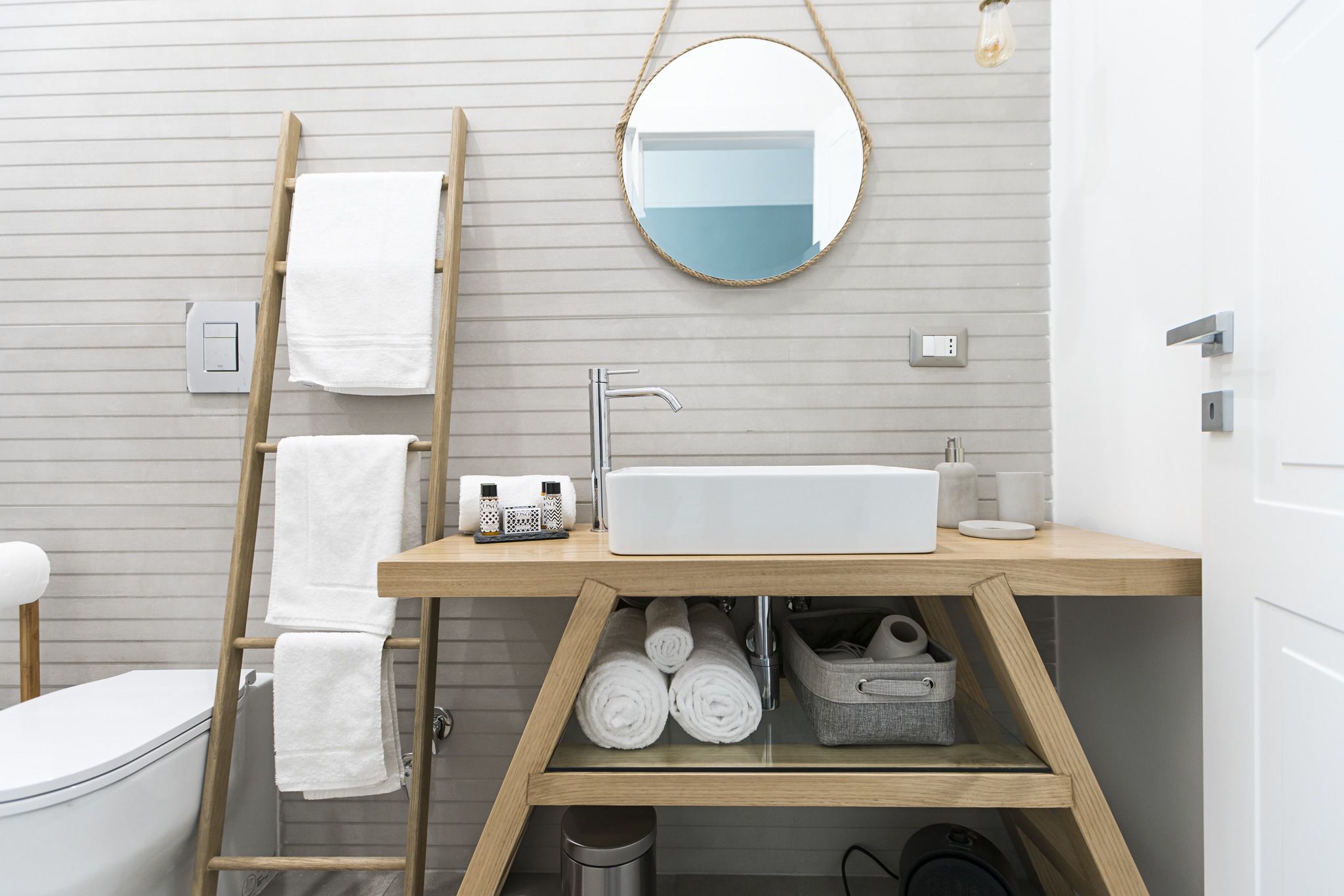 Superior Triple Room | Bathroom | Shower, free toiletries, hair dryer, bidet